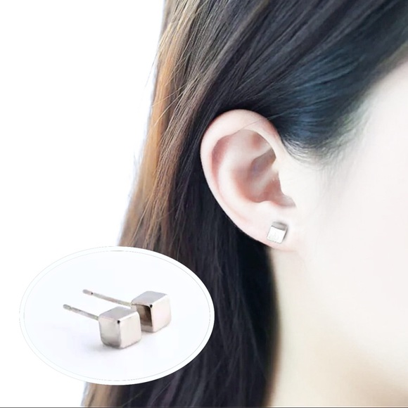 🔴5/$15🔴CLEARANCE Silver Cube Simple Earrings NEW - Picture 11 of 11